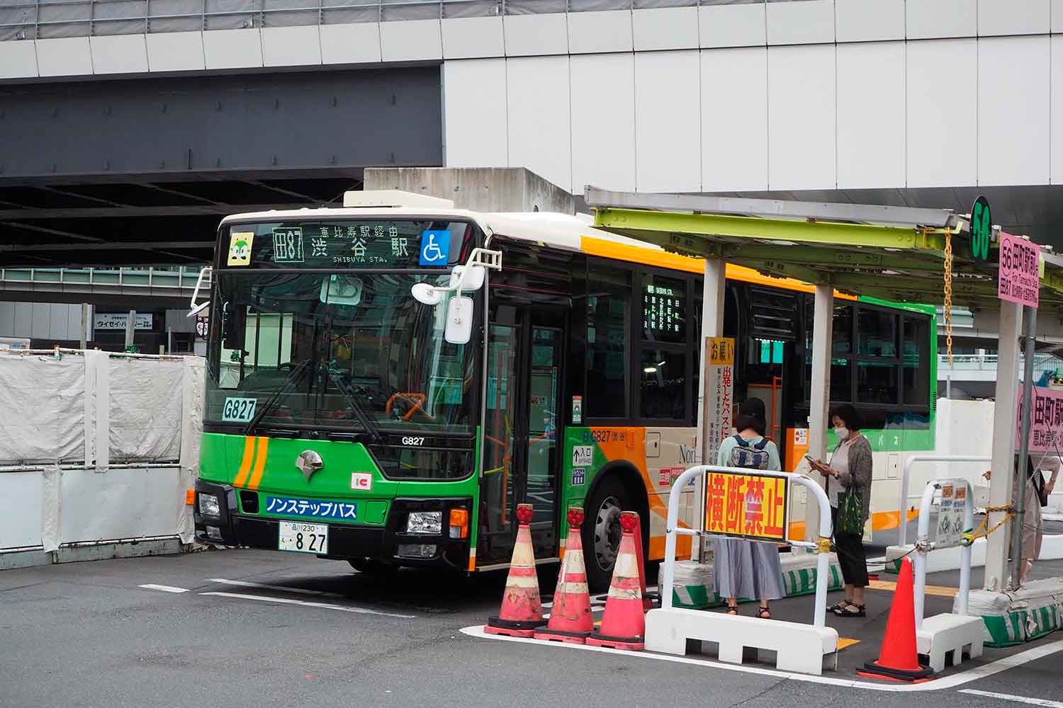 運行中の都営バス