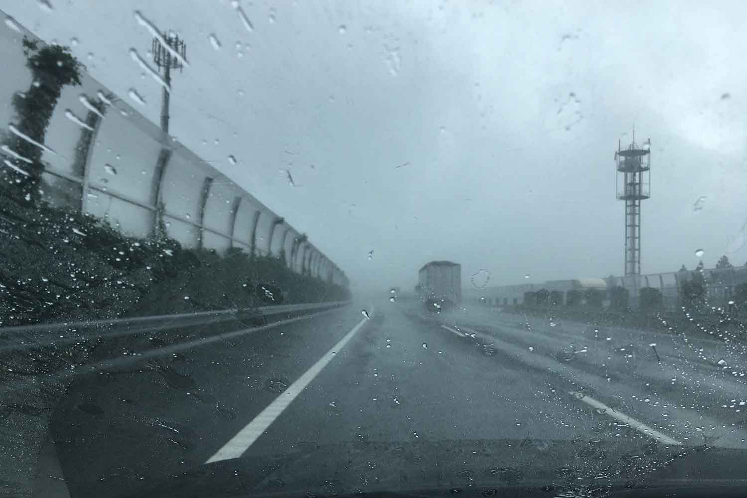 雨天時の高速道路の様子01 〜 画像2