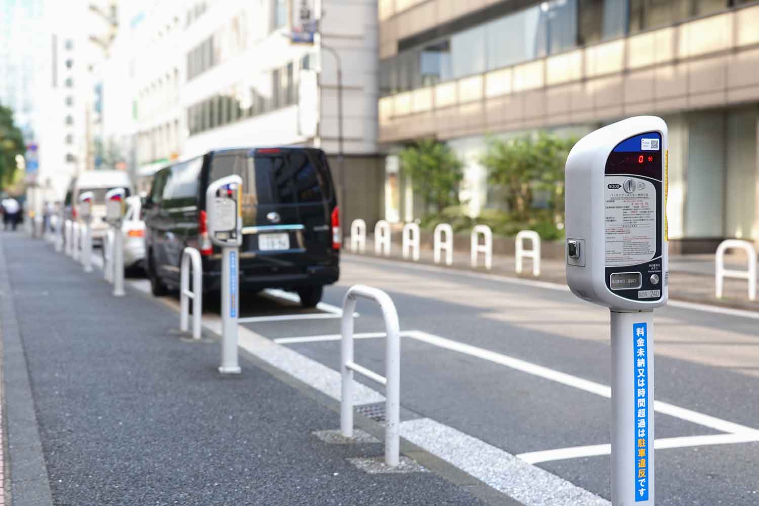 パーキングメーターのある道路上の駐車枠