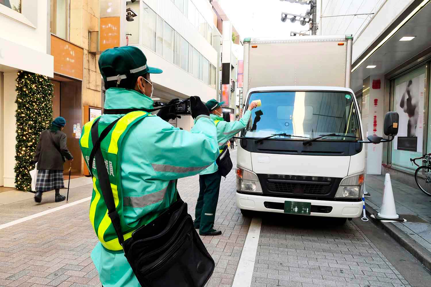 駐車監視員が駐車違反を取り締まっている場面 〜 画像5