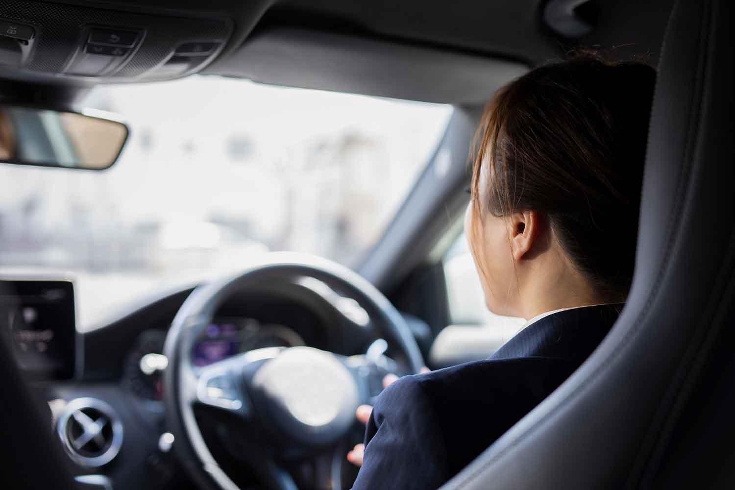 車内にひとが乗車しているイメージ