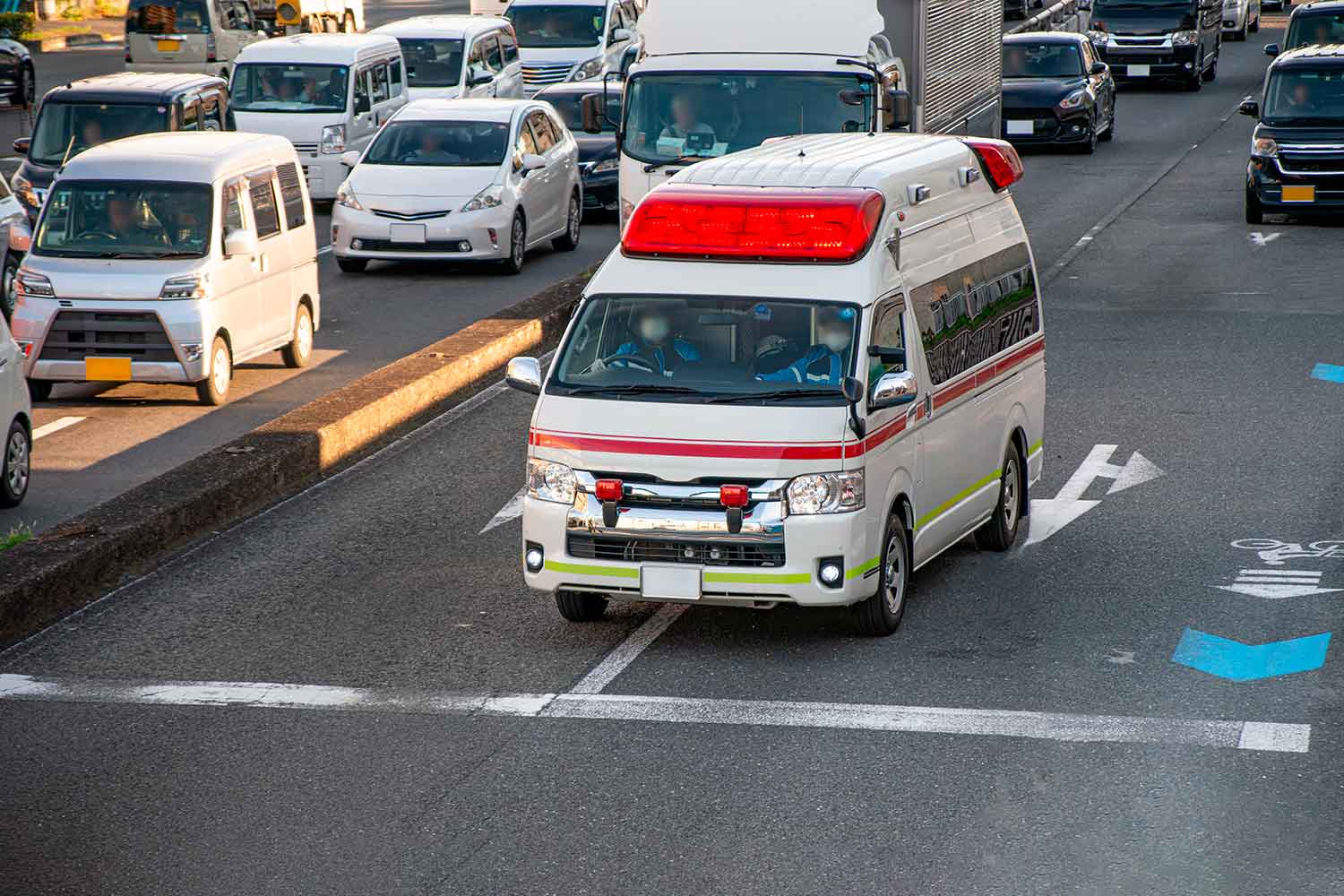 交差点内で緊急走行している救急車