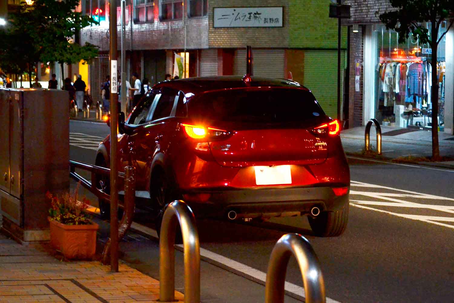 路肩に停車しているクルマ