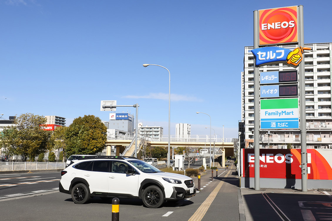 燃料給油のためにガソリンスタンドによるスバル・アウトバック 〜 画像30