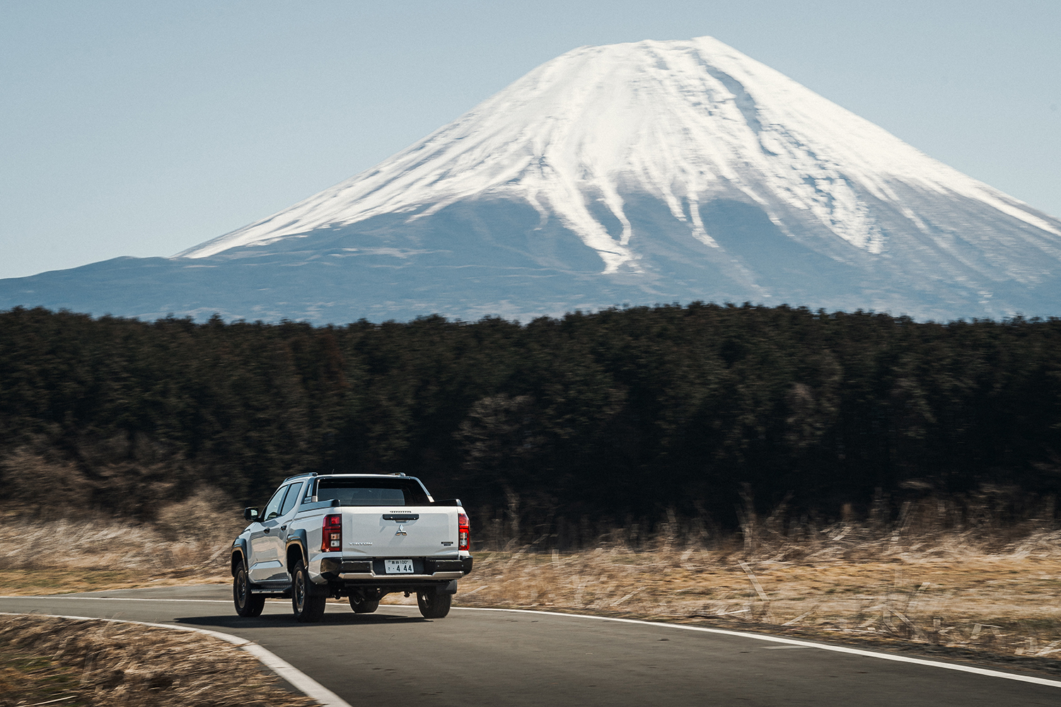 三菱トライトンの走行シーン