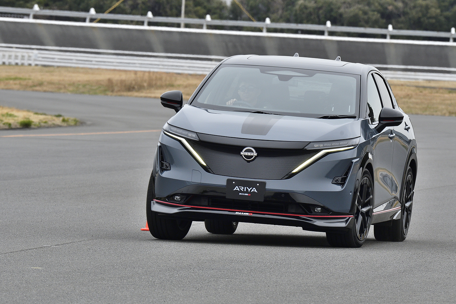 日産アリアNISMOの走行シーン