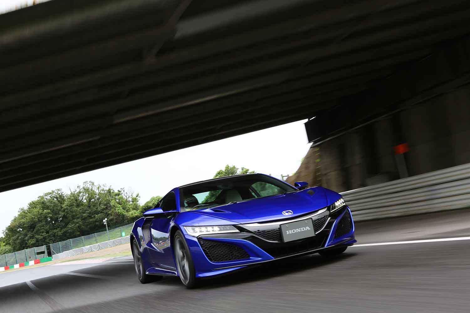 立体交差の下を走行するホンダNSX（NC1） 〜 画像5