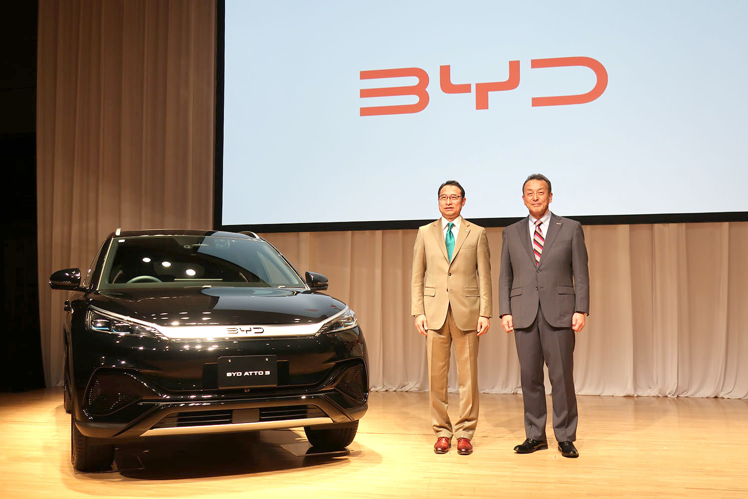 BYDアット3とBYDジャパンの劉学亮代表取締役社長とBYDオートジャパンの東福寺厚樹代表取締役社長