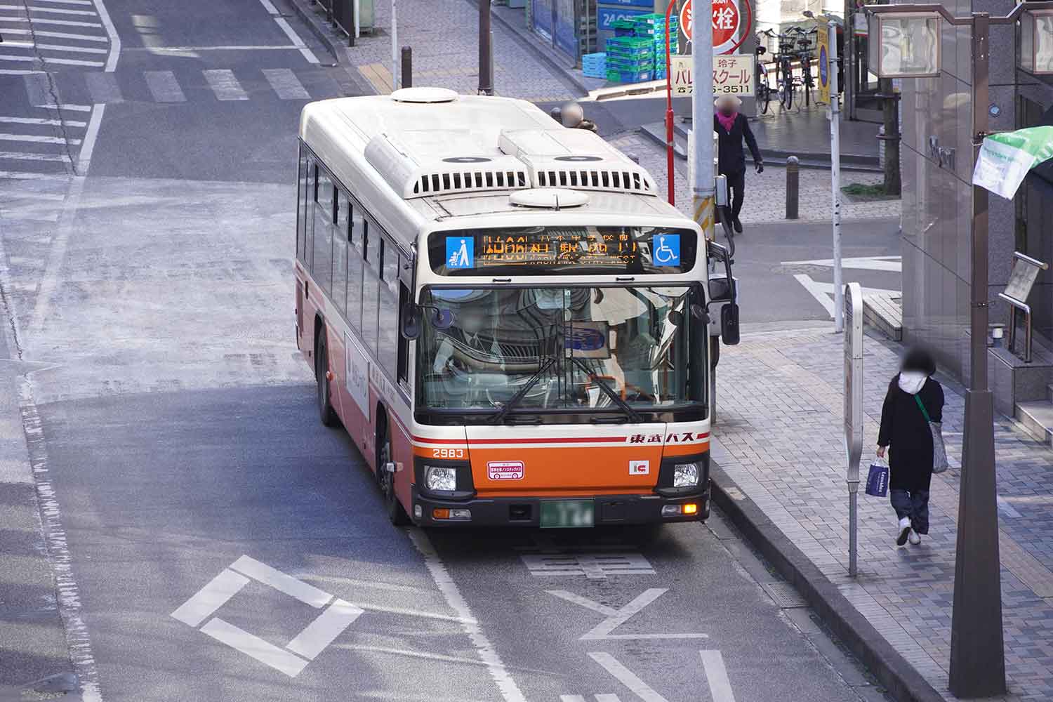 バス停に停車しようとしている路線バス 〜 画像2