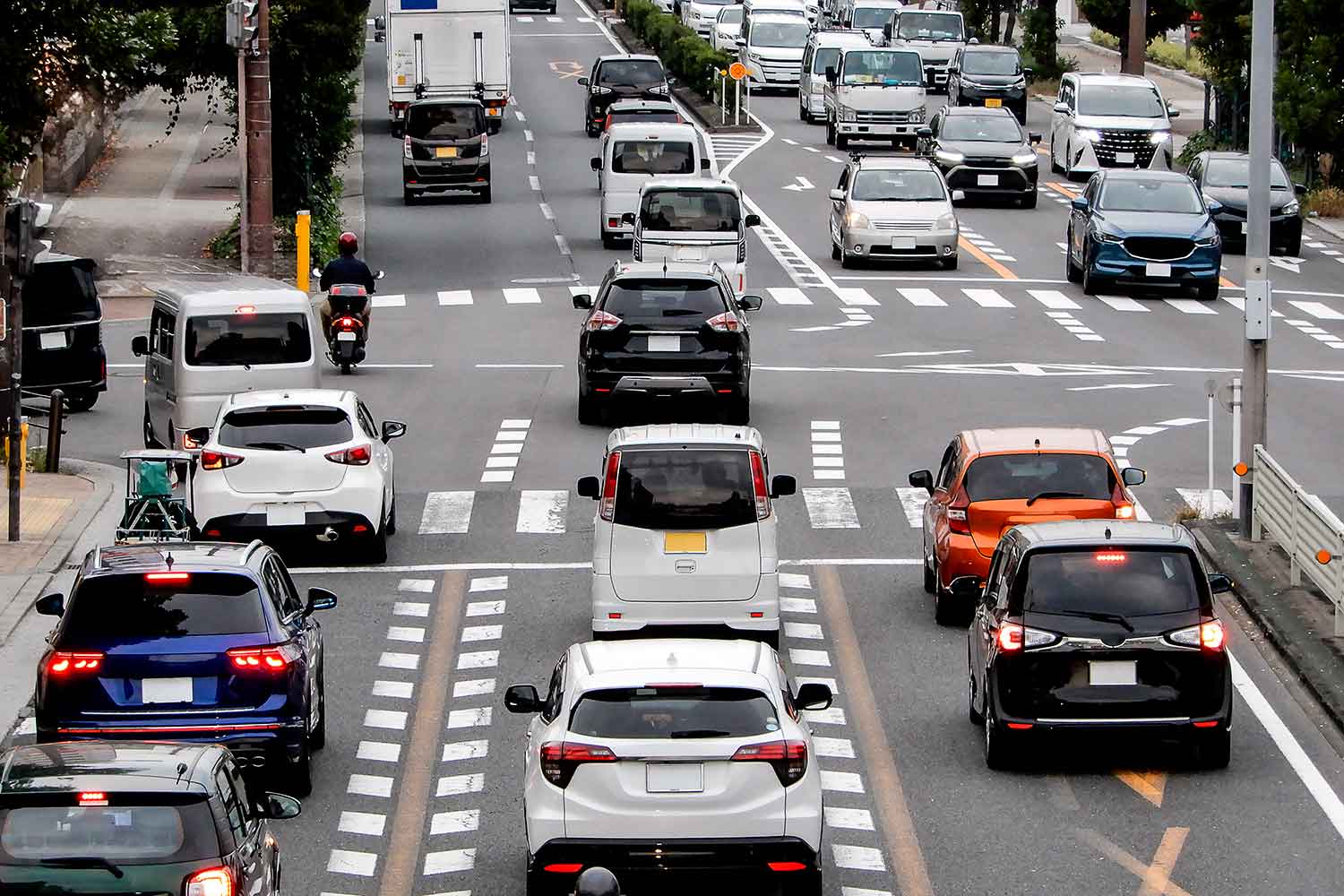 地方の幹線道路の様子