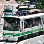 【画像】電車を遮ってクルマが走るって見たことない人には衝撃！　路面電車と鉄道はまったく違うルールで運用されていた 〜 画像1