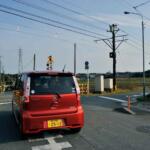 【画像】電車を遮ってクルマが走るって見たことない人には衝撃！　路面電車と鉄道はまったく違うルールで運用されていた 〜 画像2