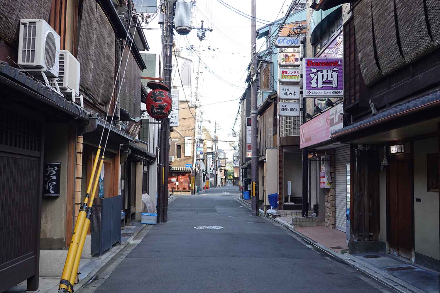 電柱が道路にはみ出ているところ