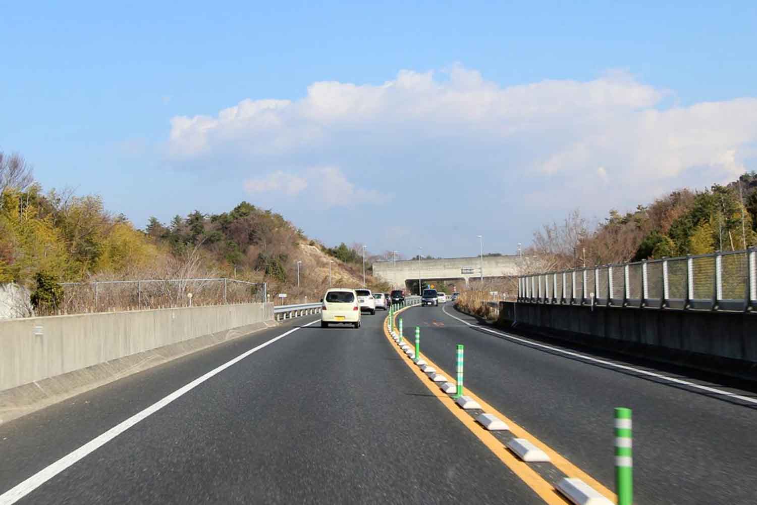 中央線がポールで仕切られている道路