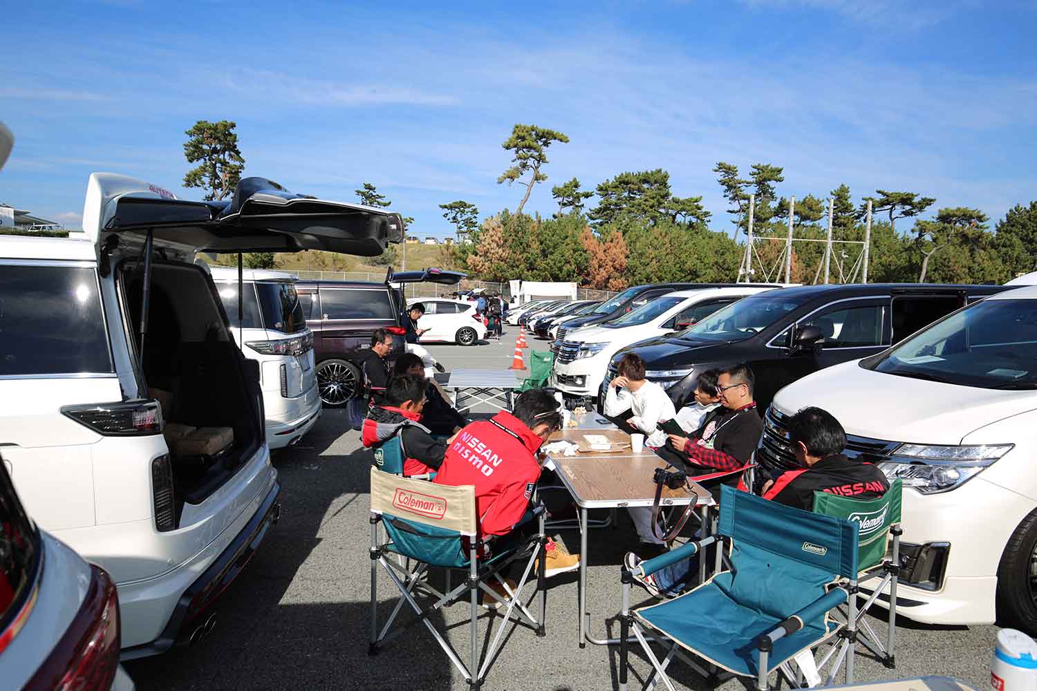 イベント会場で集まっているグループ