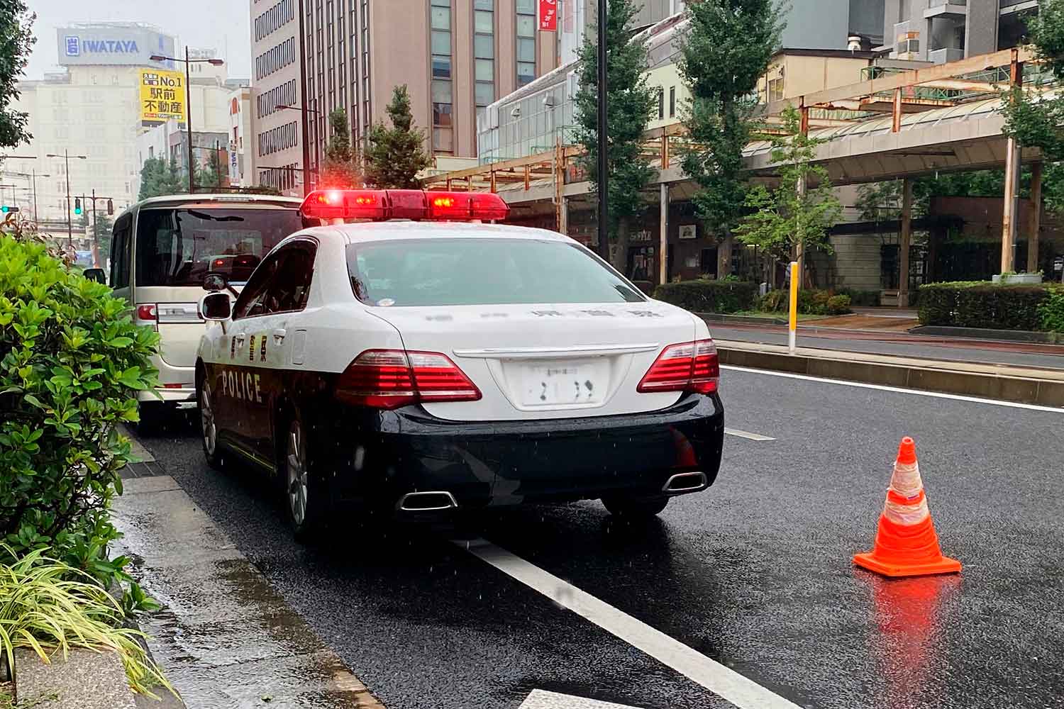 警察車両が取り締まっている光景