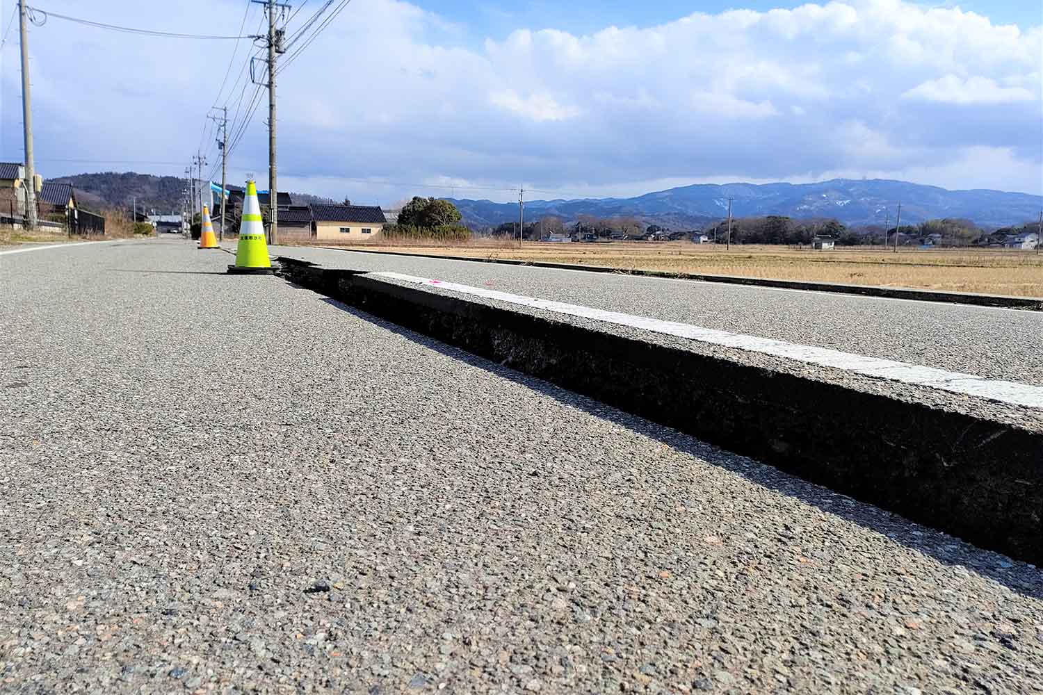 地割れした道路