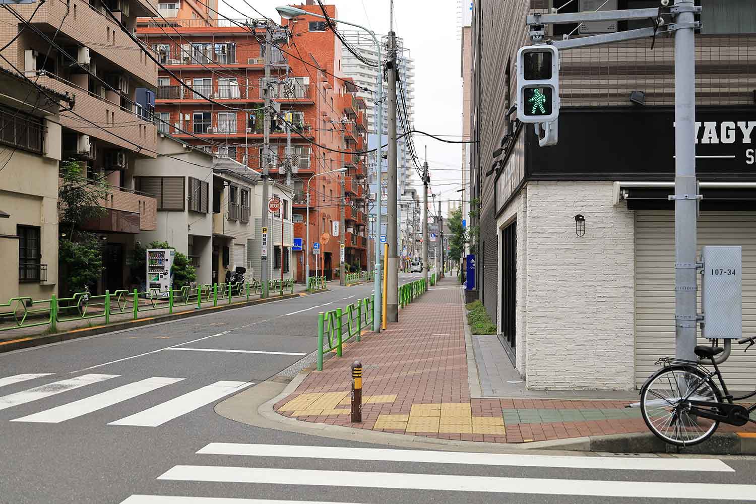 ガードレールで歩道と車道を仕切られている道路