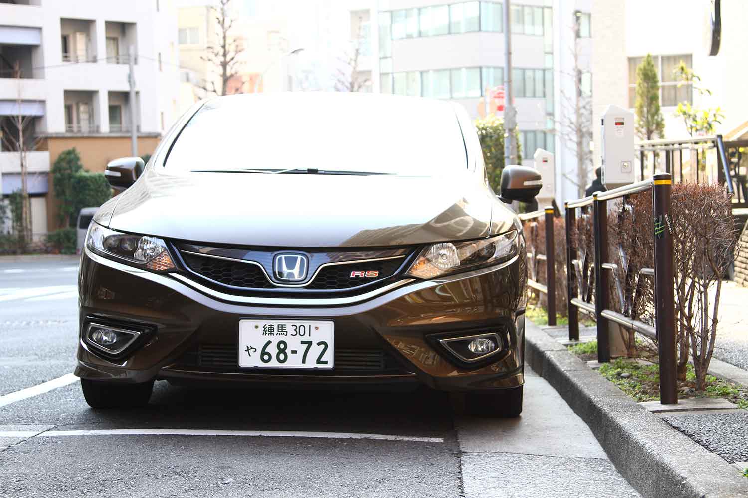 道路上の駐車スペースに駐車したクルマ 〜 画像6