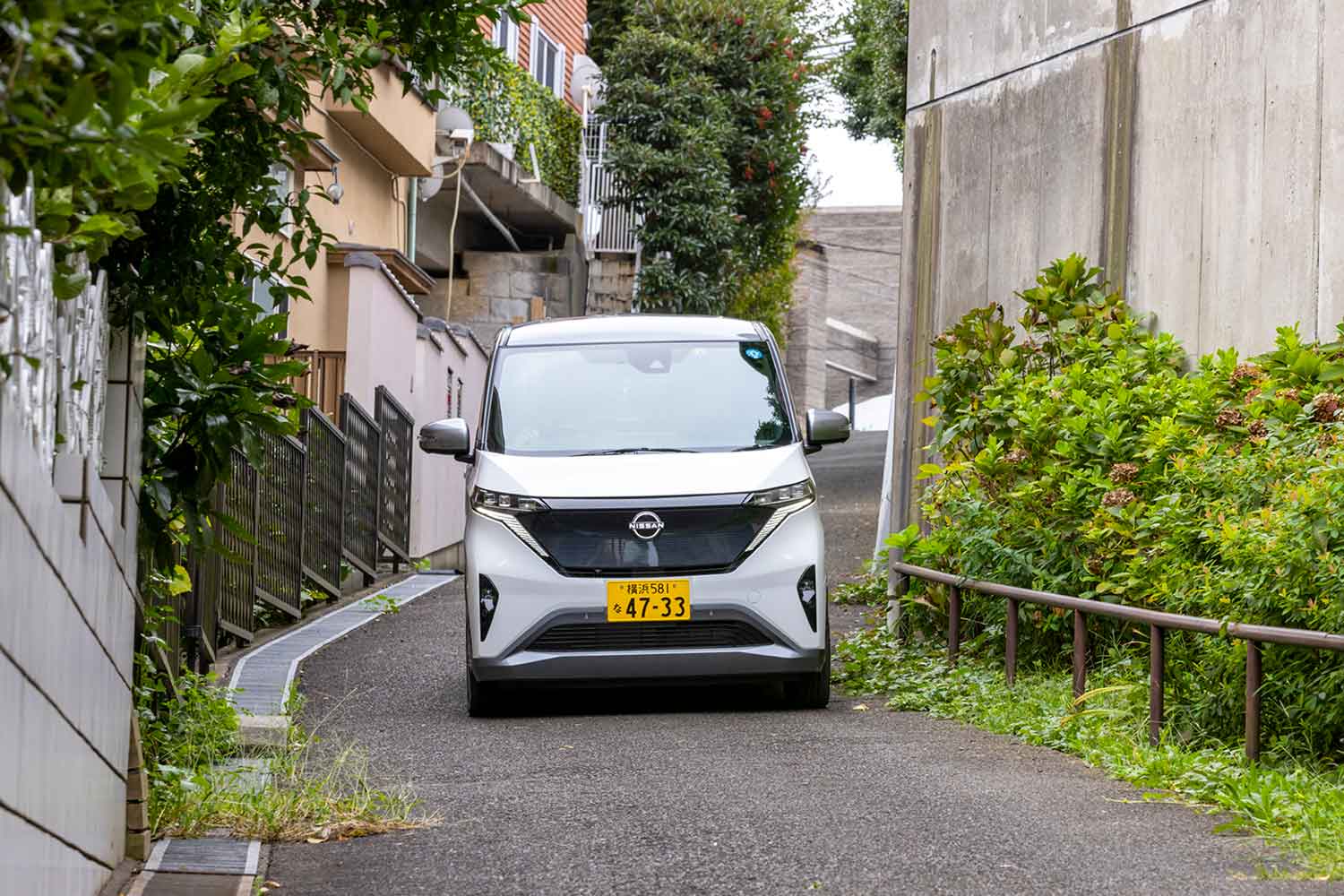 日産サクラの住宅街での走行写真