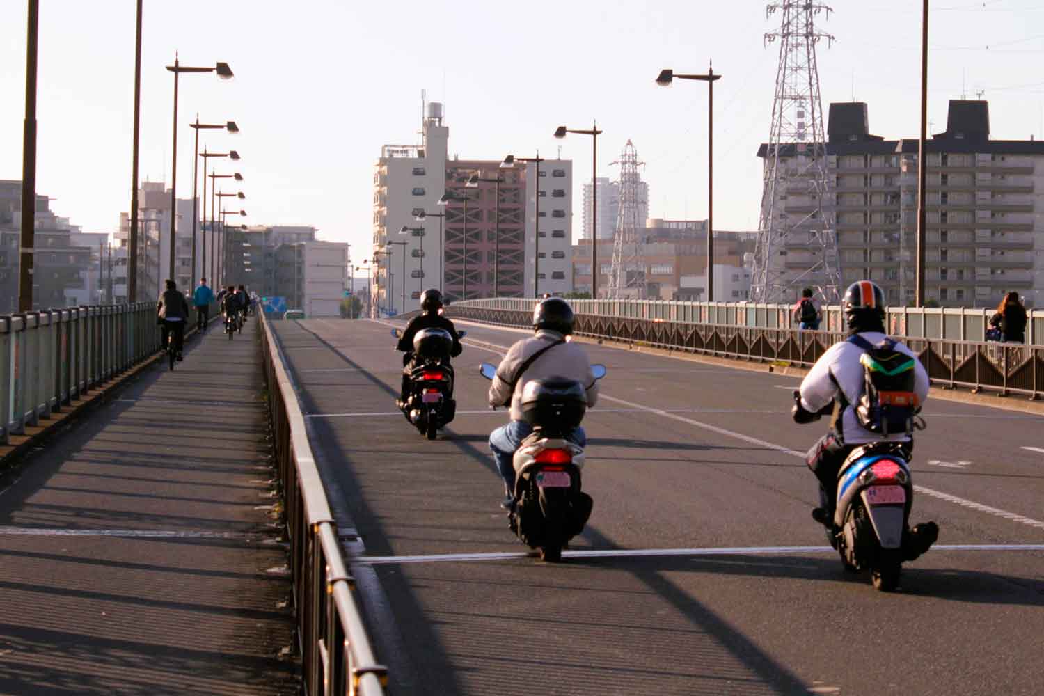 複数台の原付の走行写真