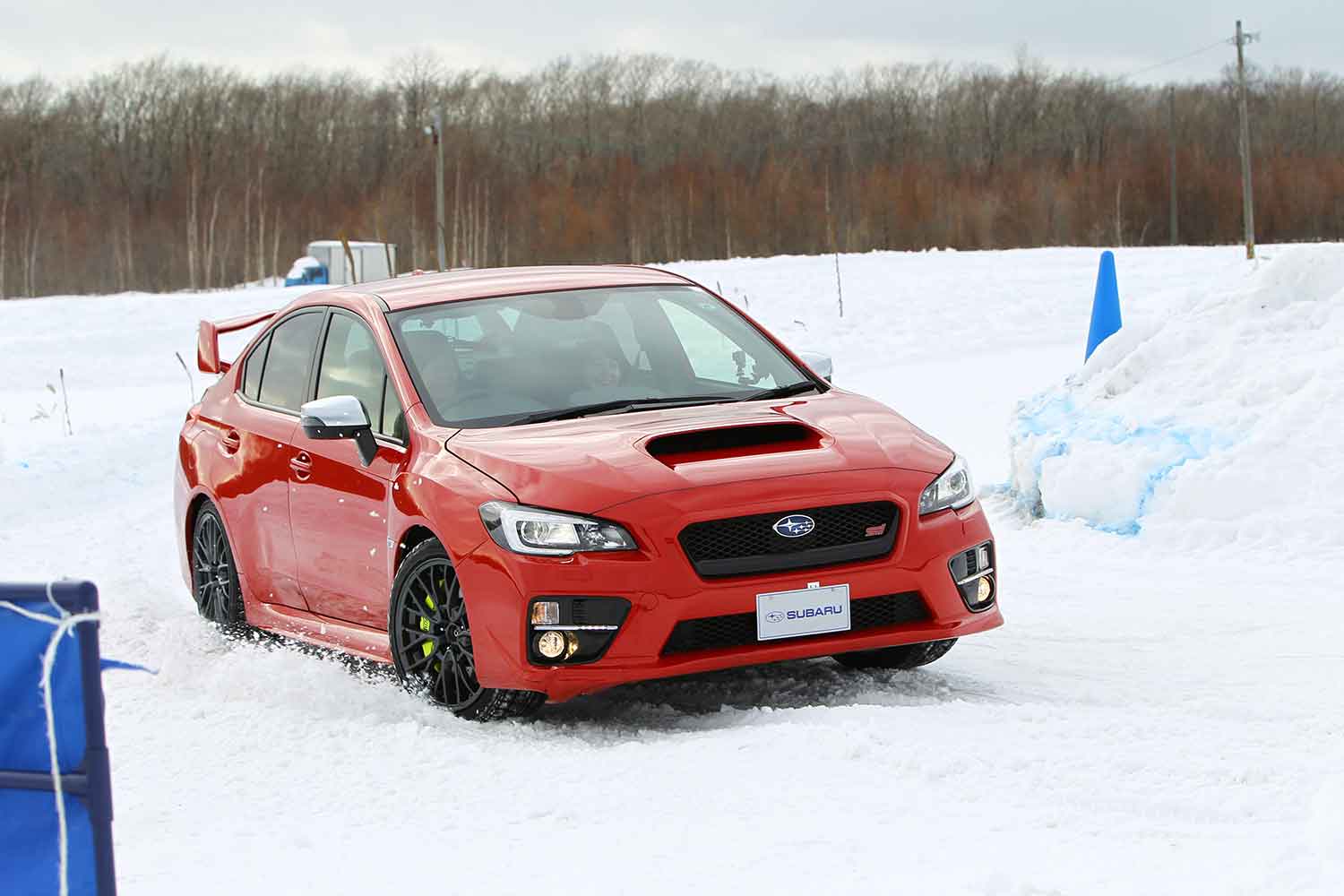 雪道を走るスバルWRX STI（初代）