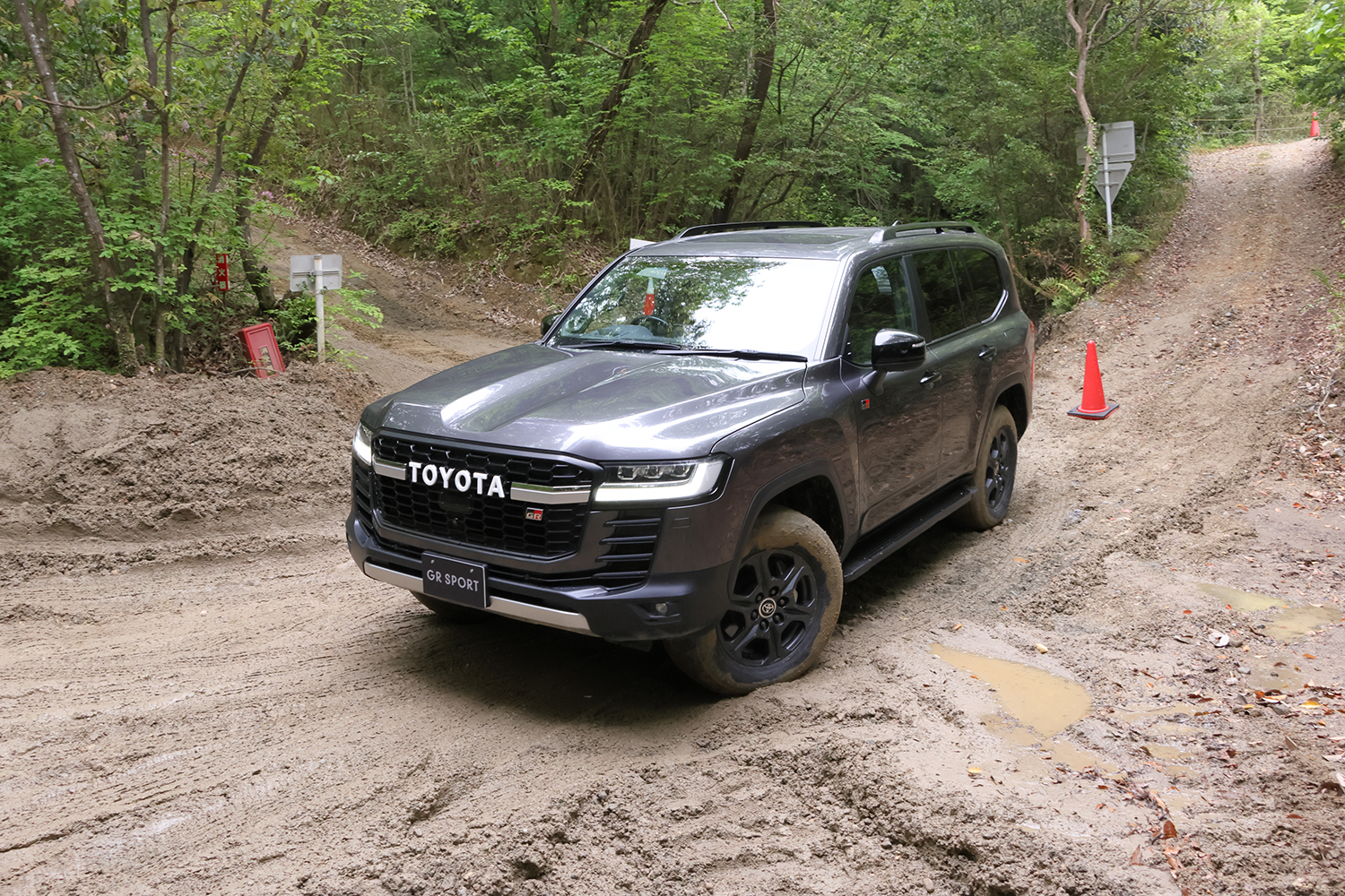 トヨタ・ランドクルーザー300の走行シーン