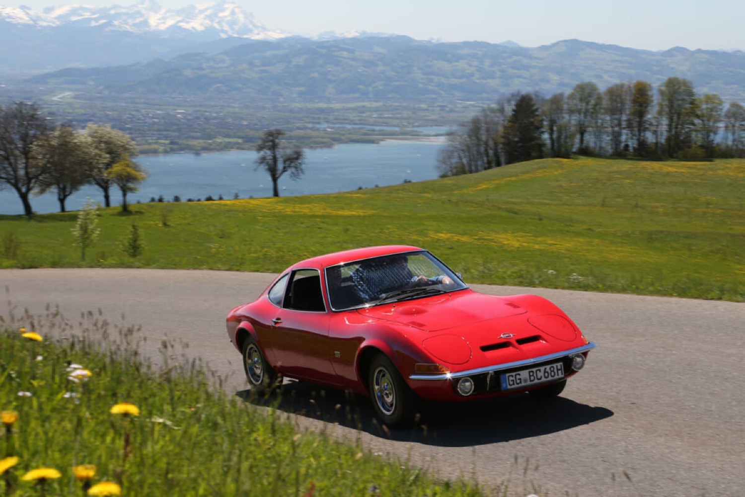 オペル1900GTのフロントビュー 〜 画像6