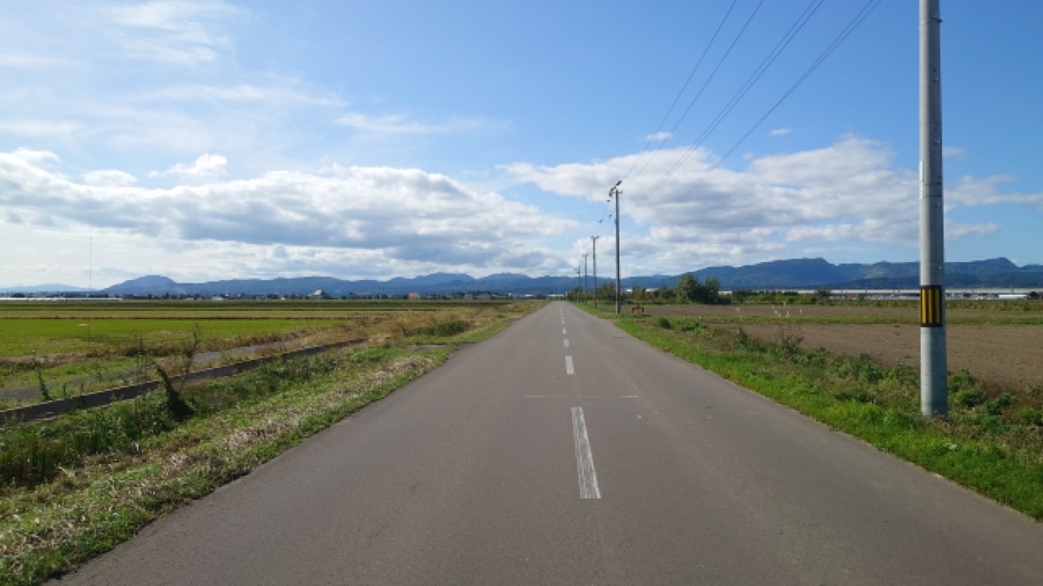 平坦で長い直線道路のイメージ