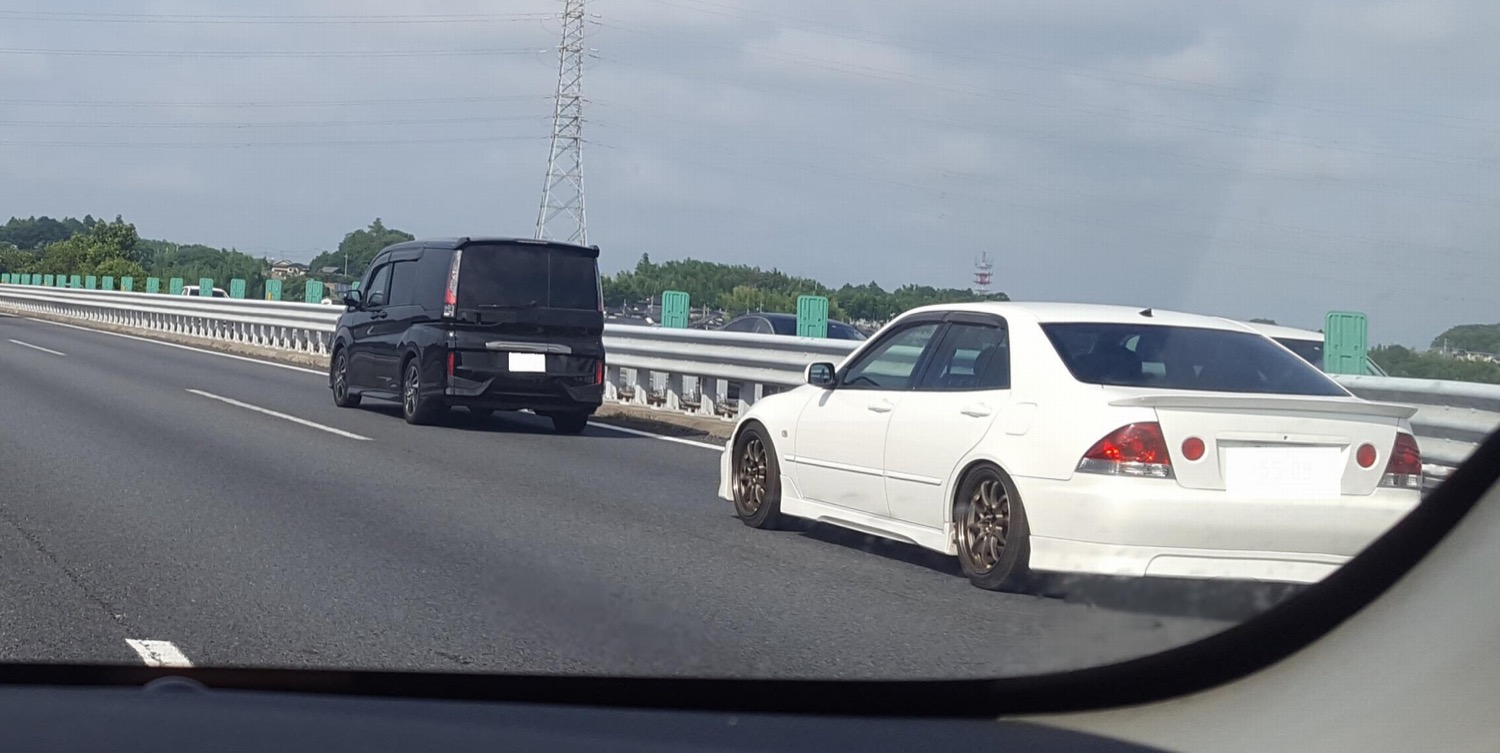 車間距離の近いクルマのイメージ 〜 画像3