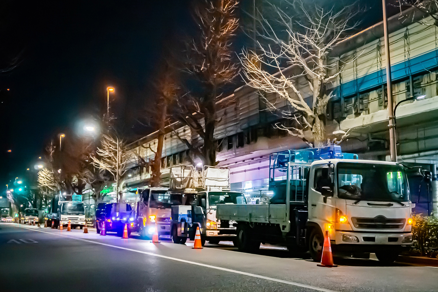 路肩に止まるトラックのイメージ