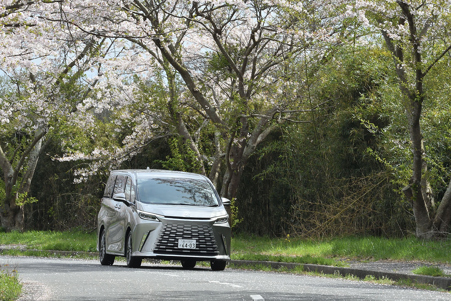 モータージャーナリストのまるも亜希子がレクサスLMの運転席&後席に乗った 〜 画像135