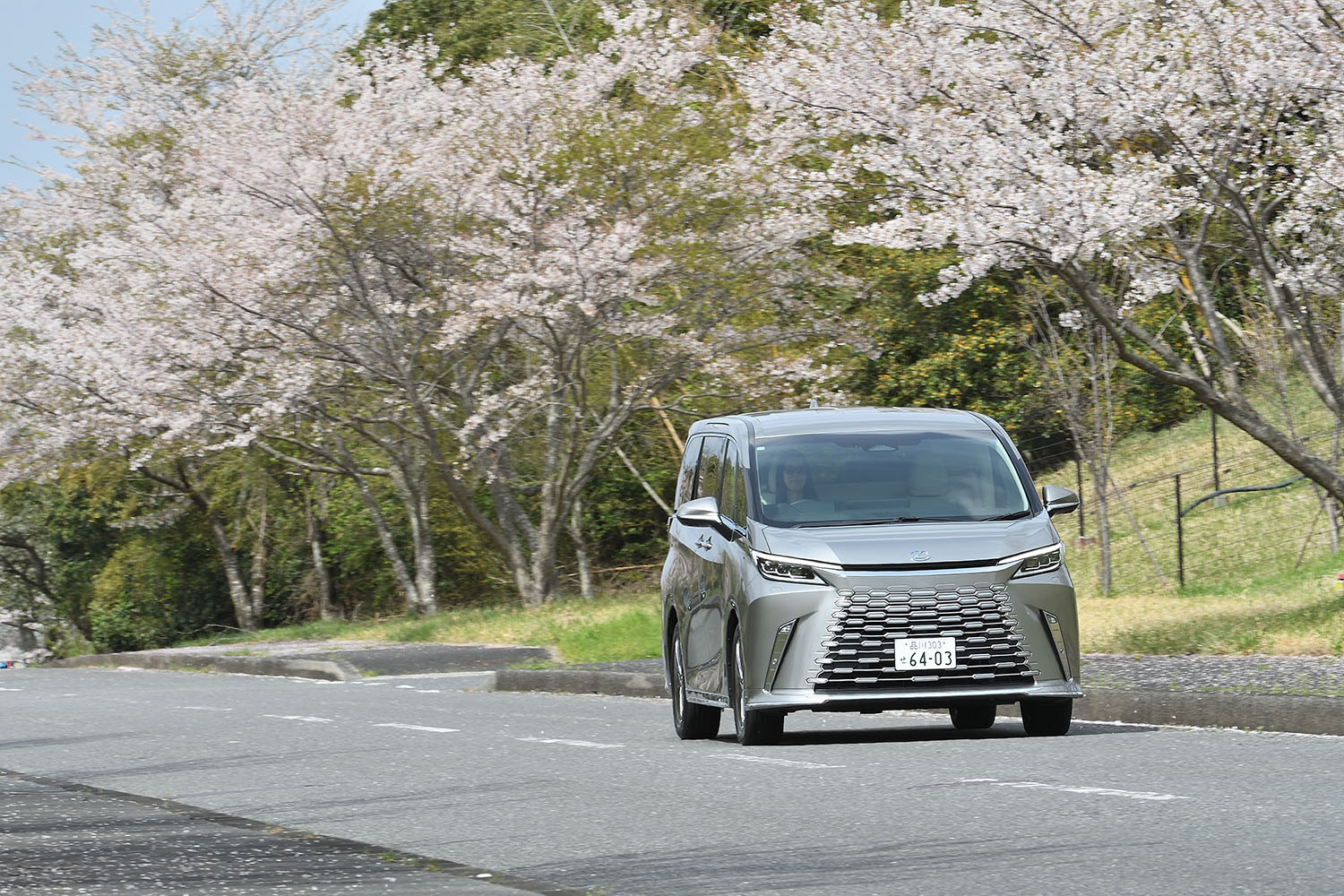 モータージャーナリストのまるも亜希子がレクサスLMの運転席&後席に乗った 〜 画像141