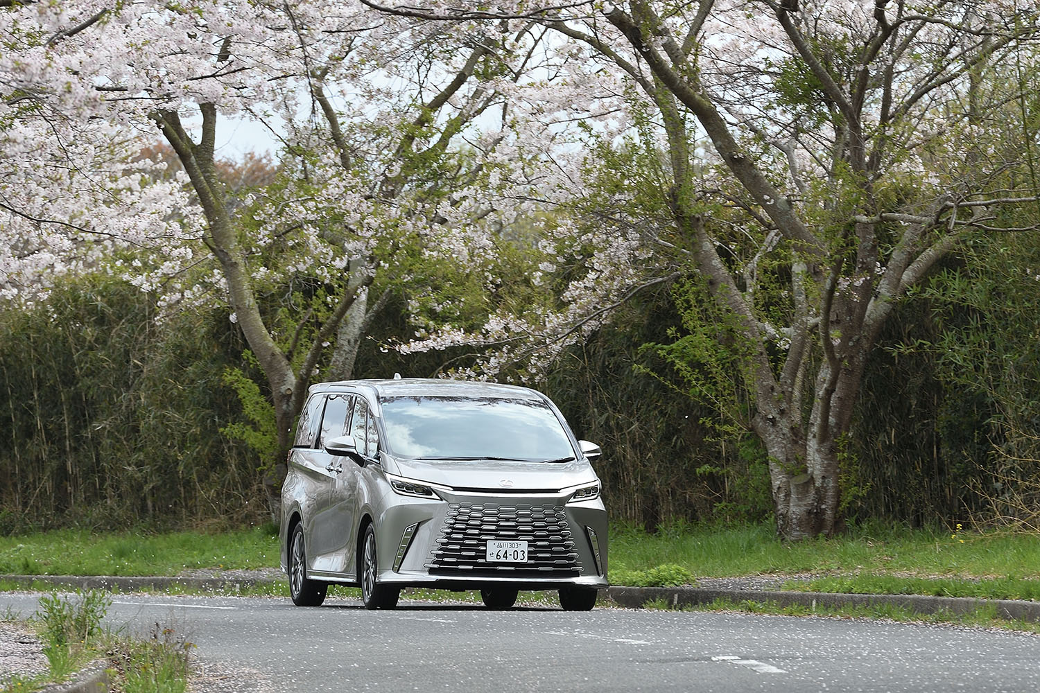 モータージャーナリストのまるも亜希子がレクサスLMの運転席&後席に乗った 〜 画像145