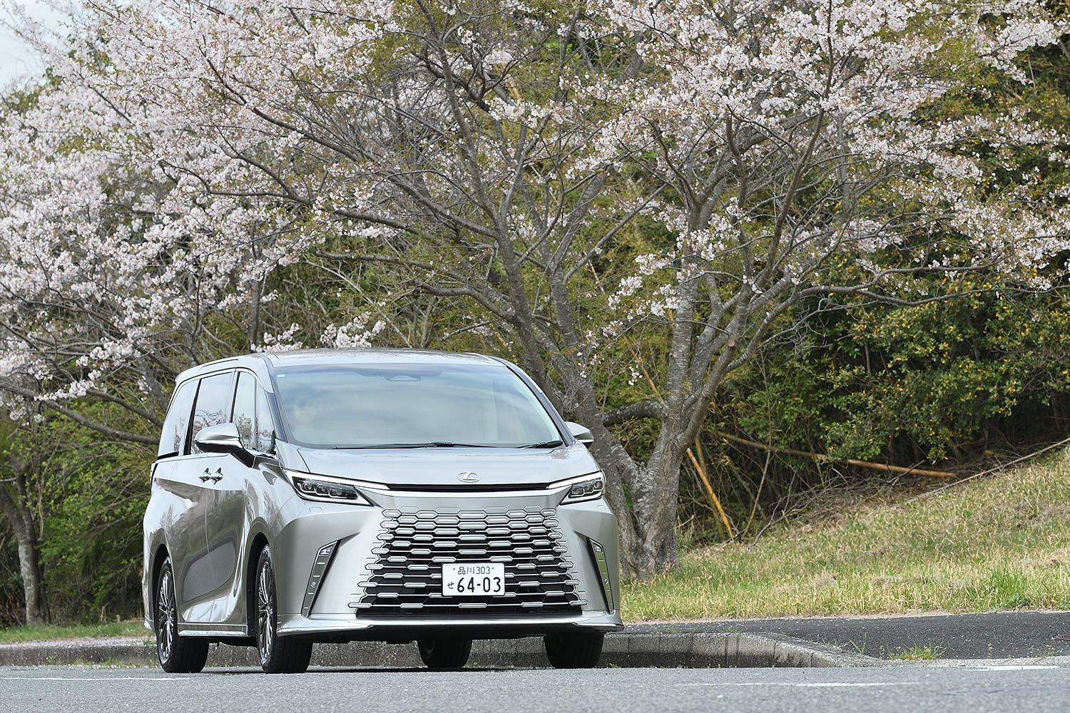 モータージャーナリストのまるも亜希子がレクサスLMの運転席&後席に乗った 〜 画像156