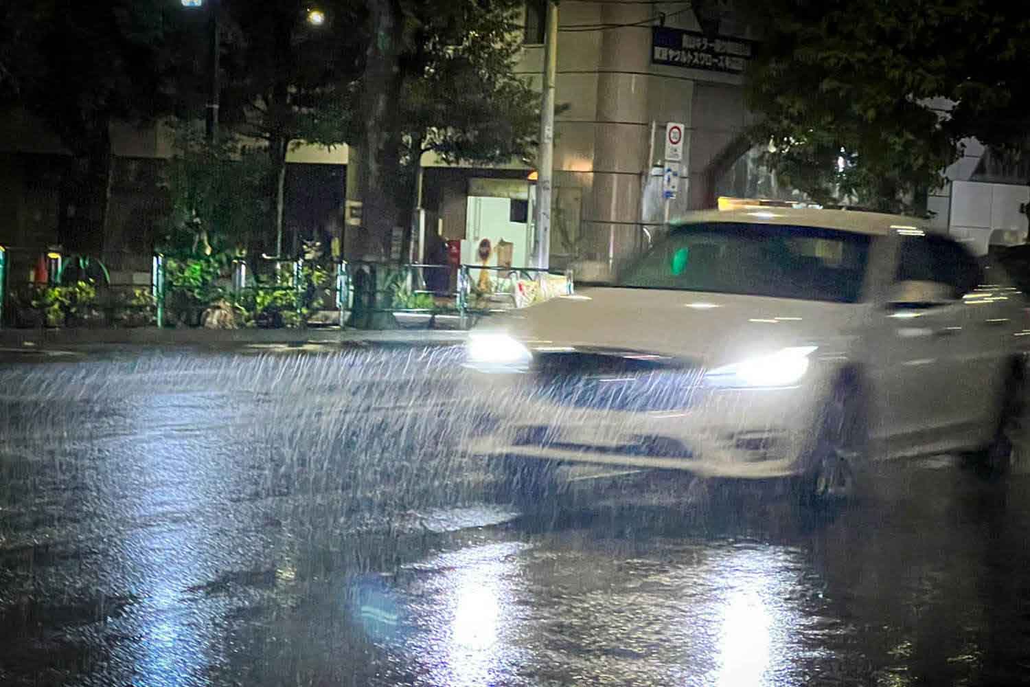 雨の日にロービームで走行する様子 〜 画像6