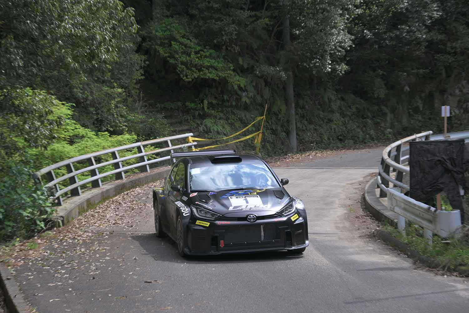 全日本ラリー選手権に参戦しているGRヤリスRally2の走行写真 〜 画像3