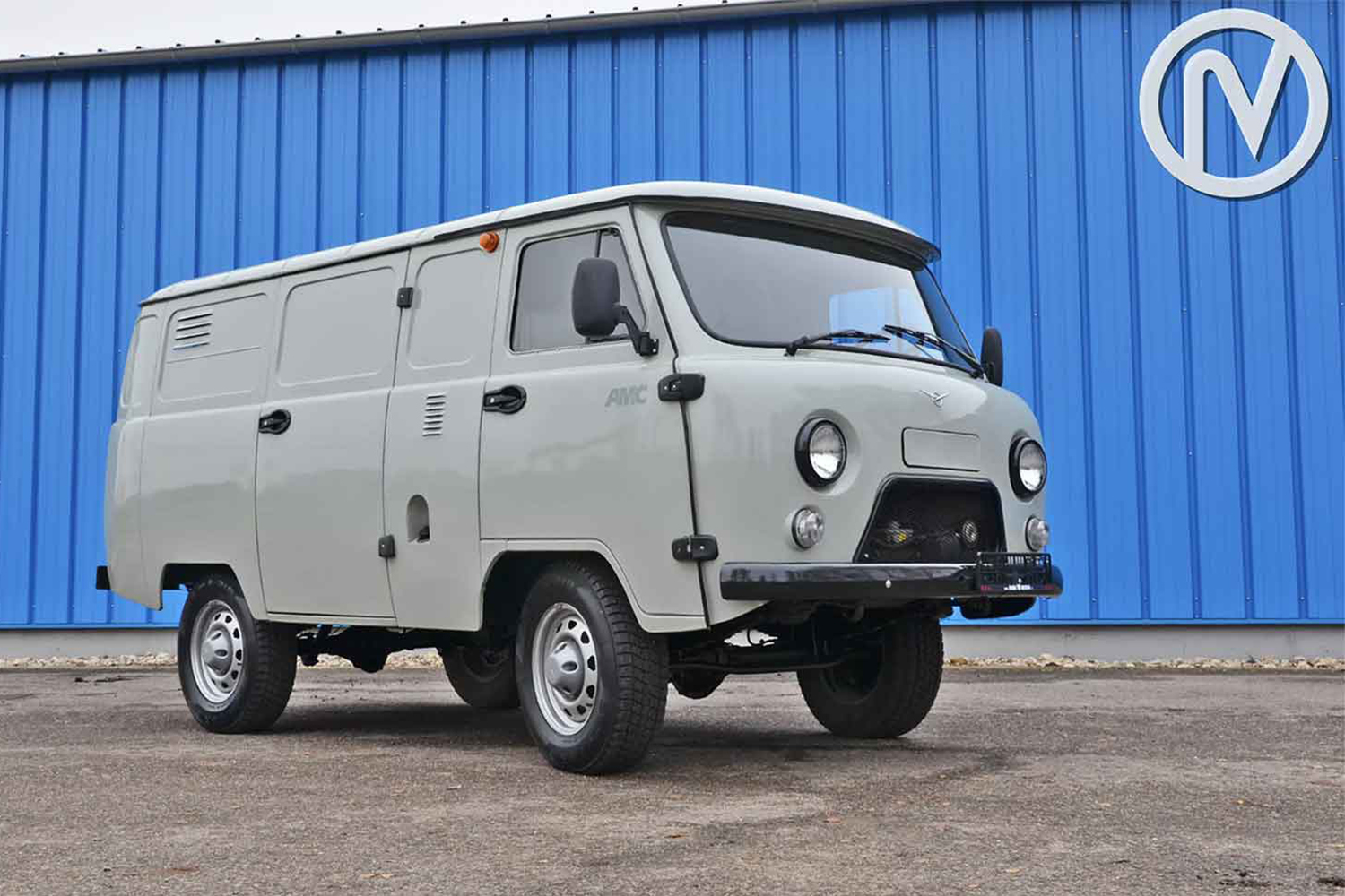 UAZ-452のフロントスタイリング