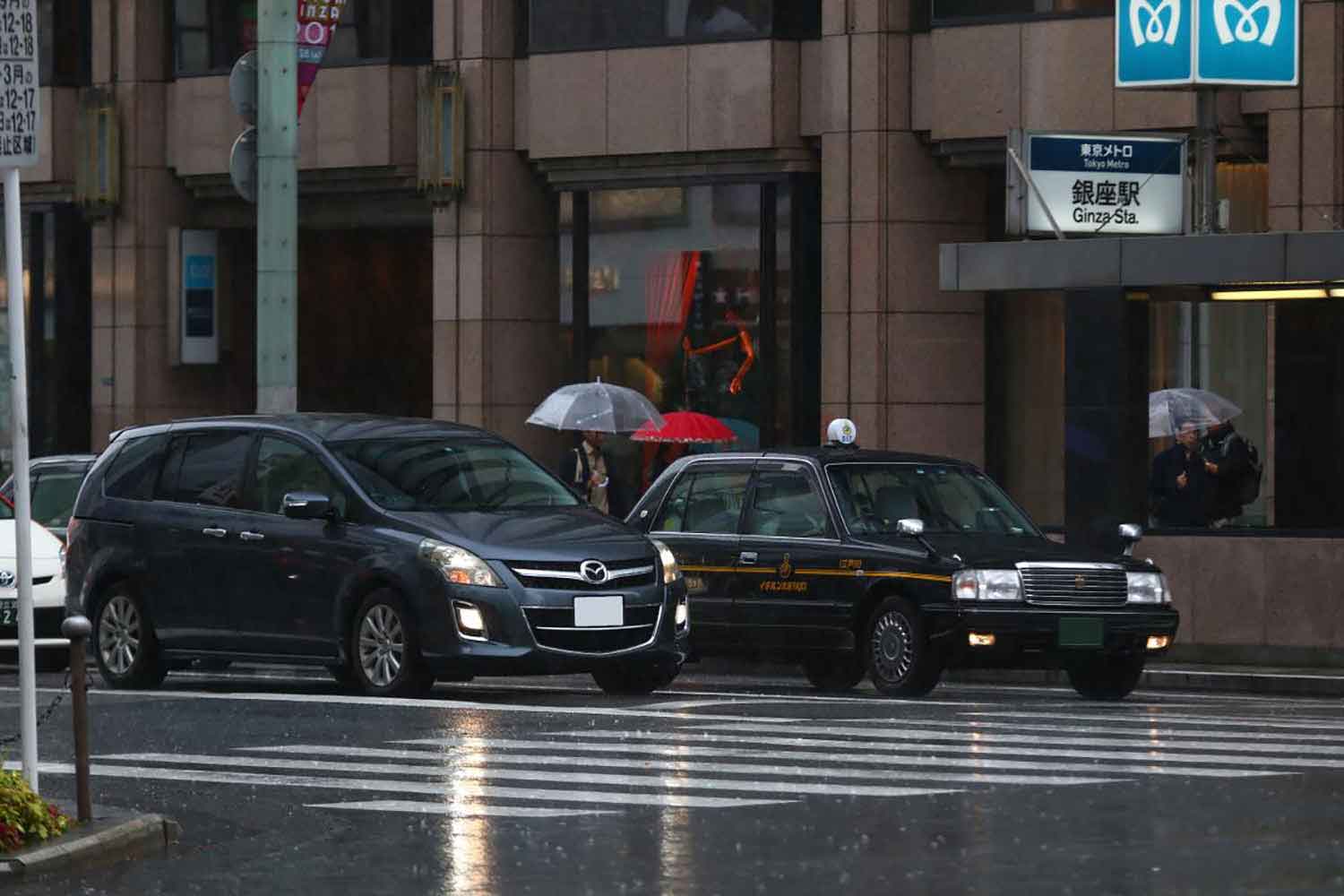 横断歩道の手前で停車しているタクシー