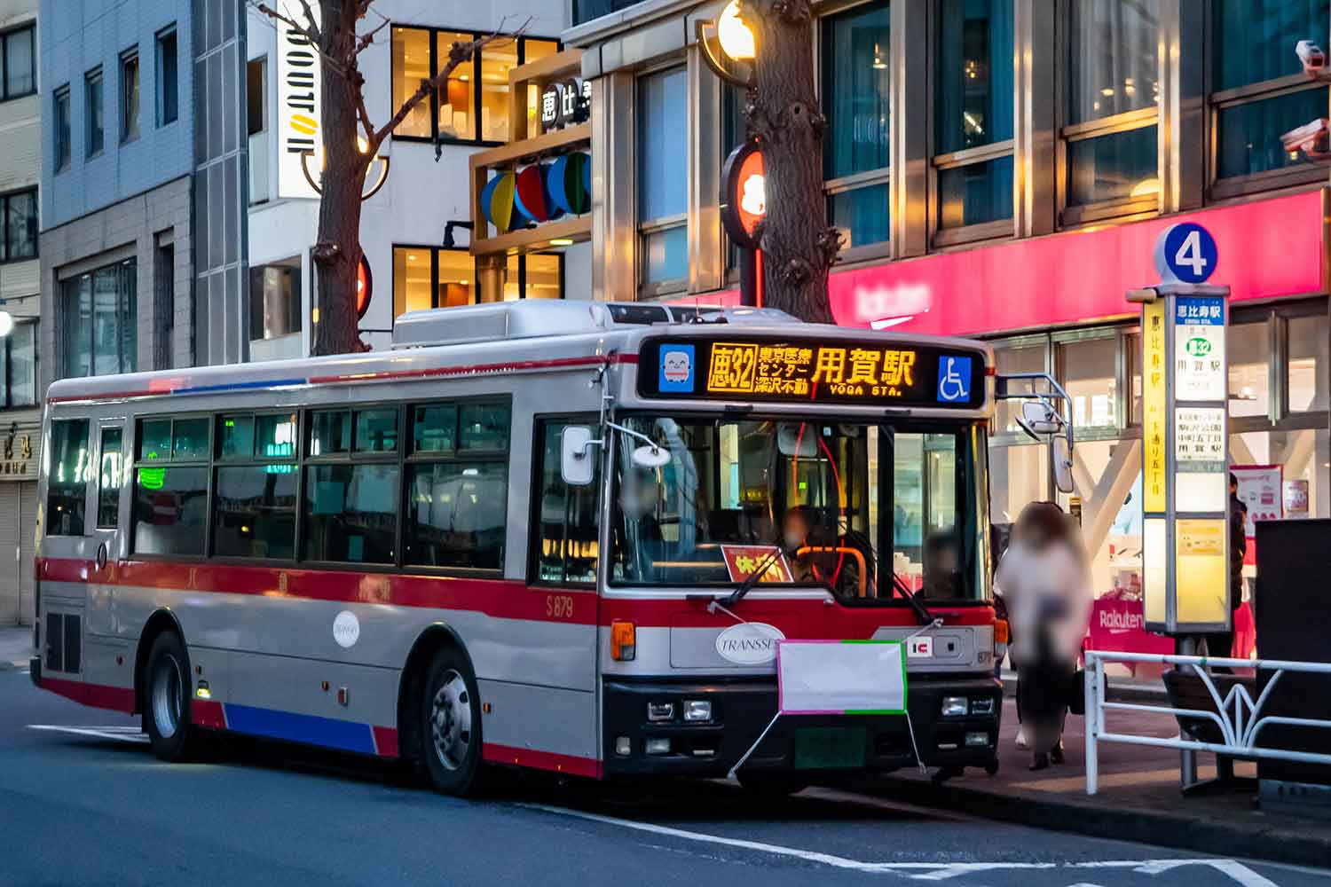 路線バスの停留所で停車している様子 〜 画像3