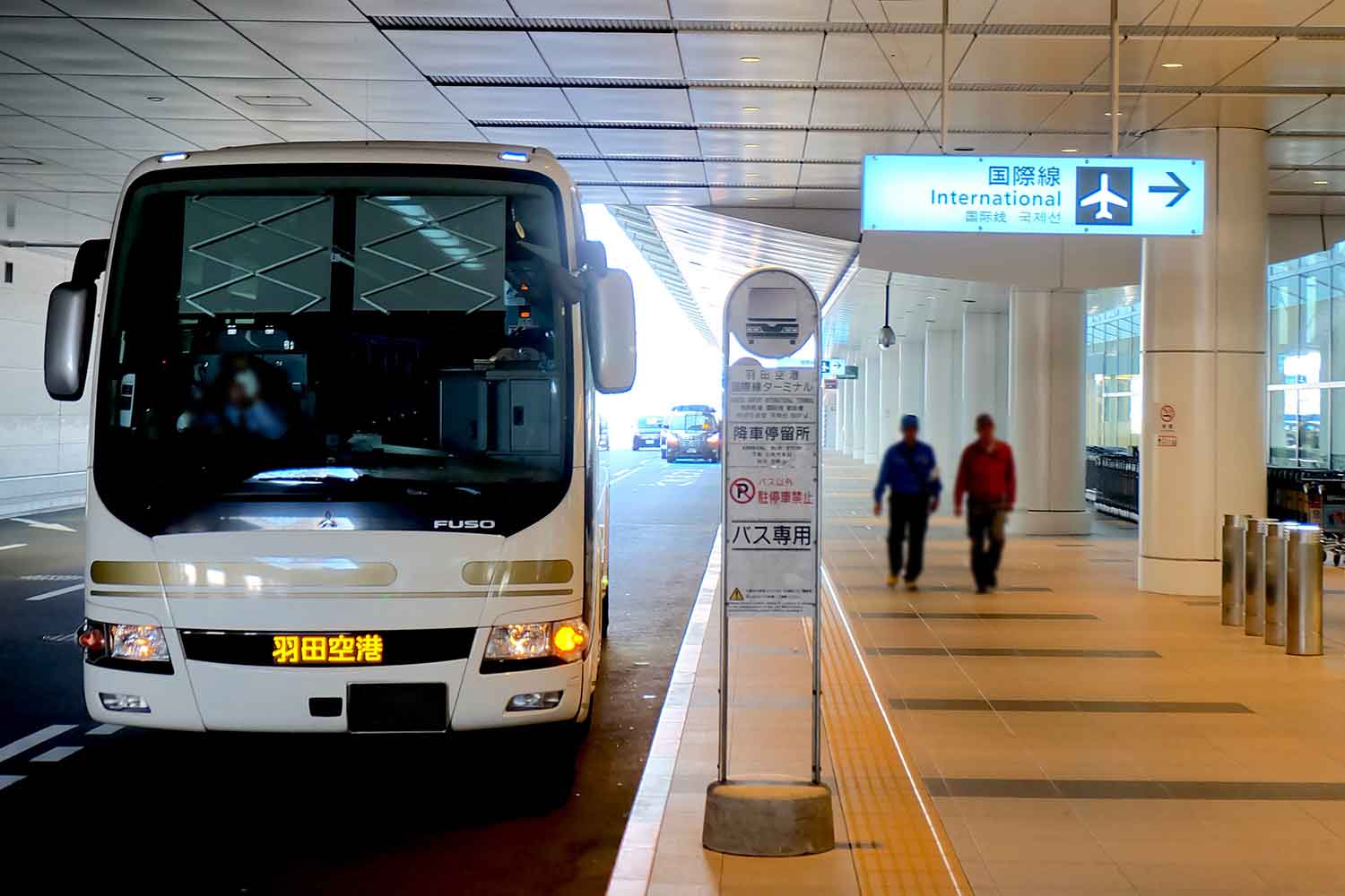 羽田空港のバス停の様子