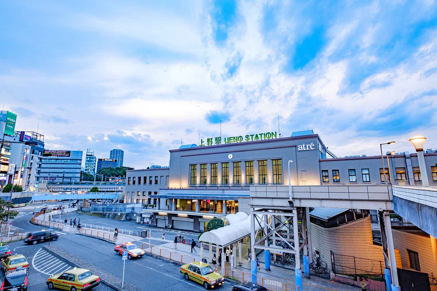 上野駅のロータリー付近