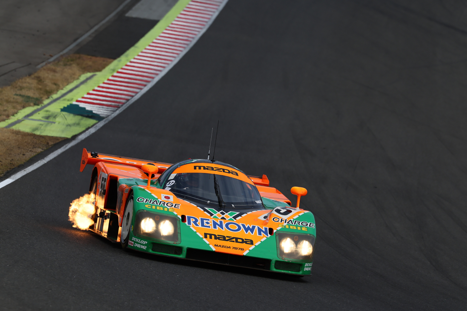 サーキットを走行するマツダ・787B