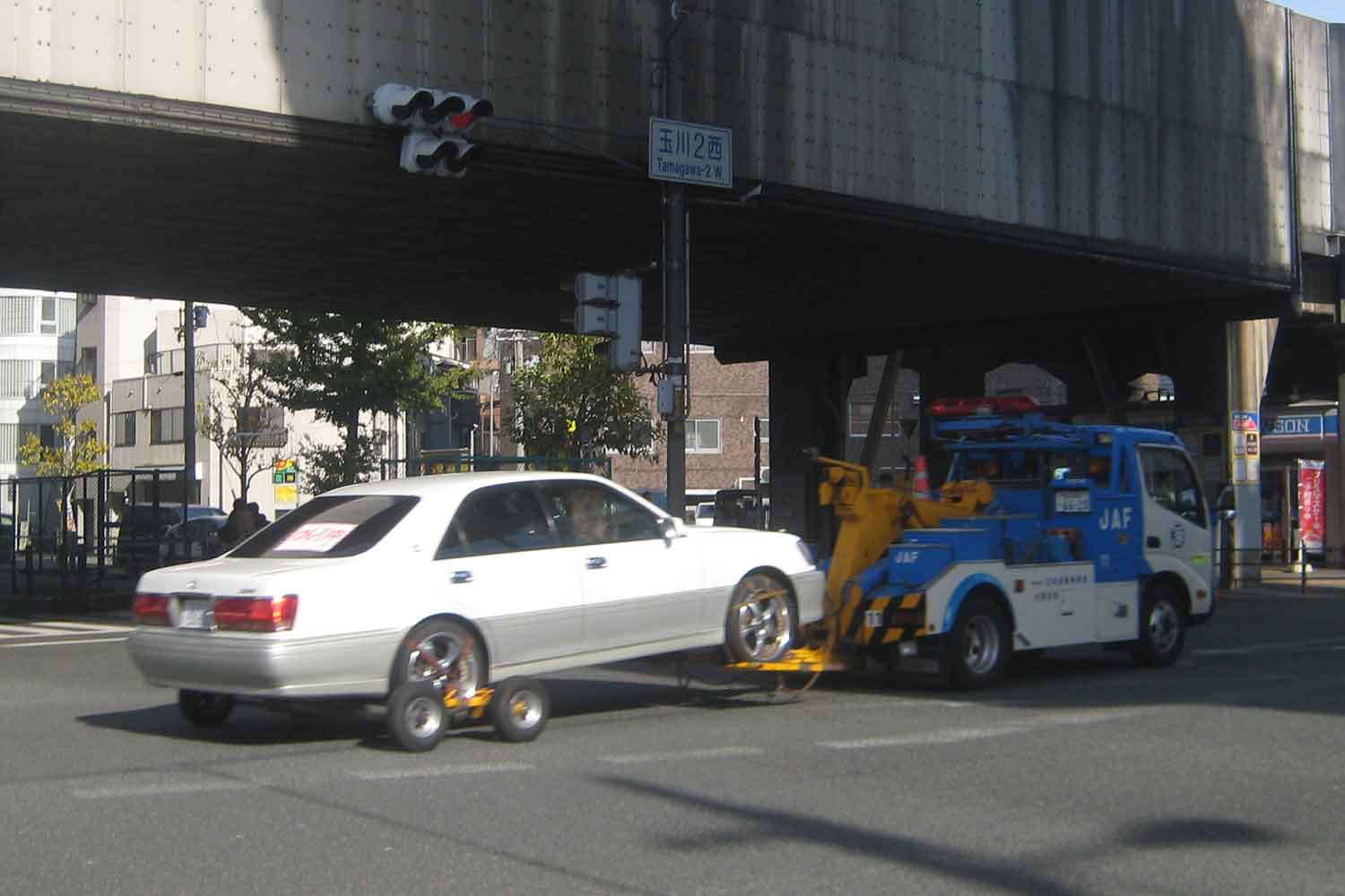 故障車を牽引しているJAFのレッカー車