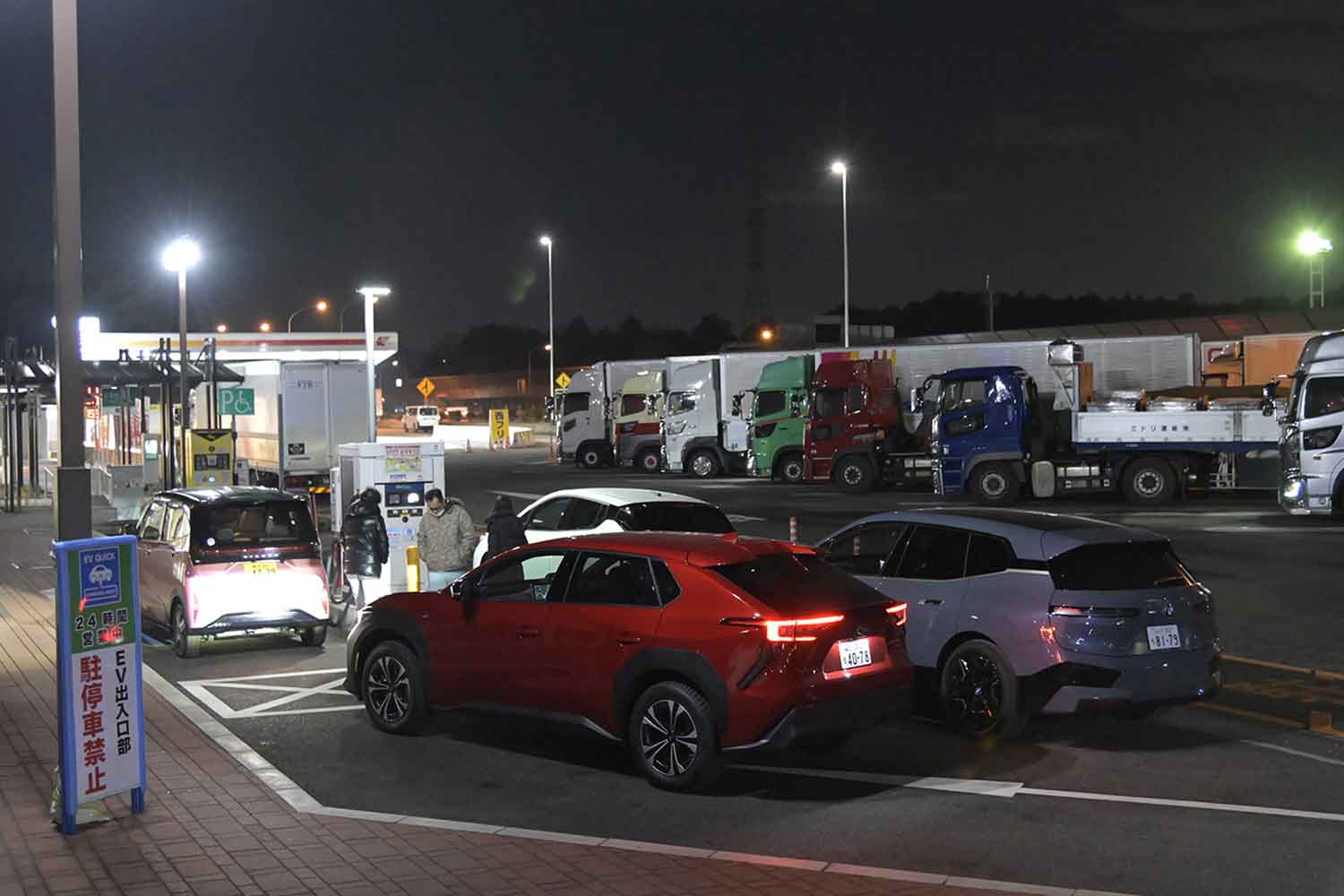 高速道路のSAのEV充電器の駐車枠に複数台が停車している様子 〜 画像8