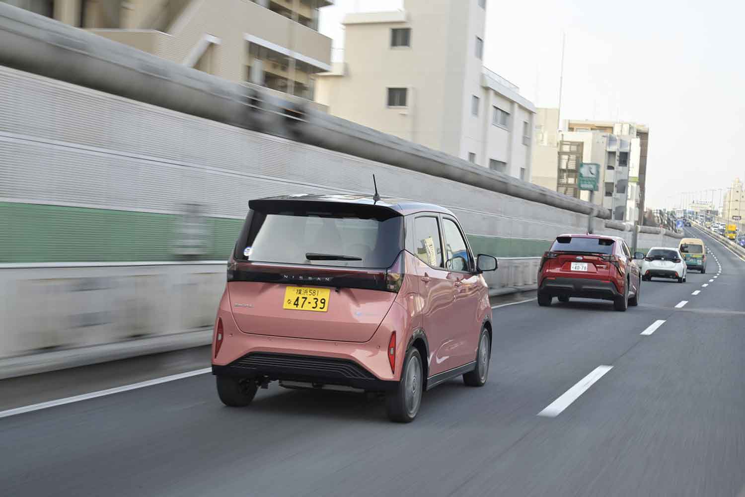 日産サクラが高速道路を走行している様子