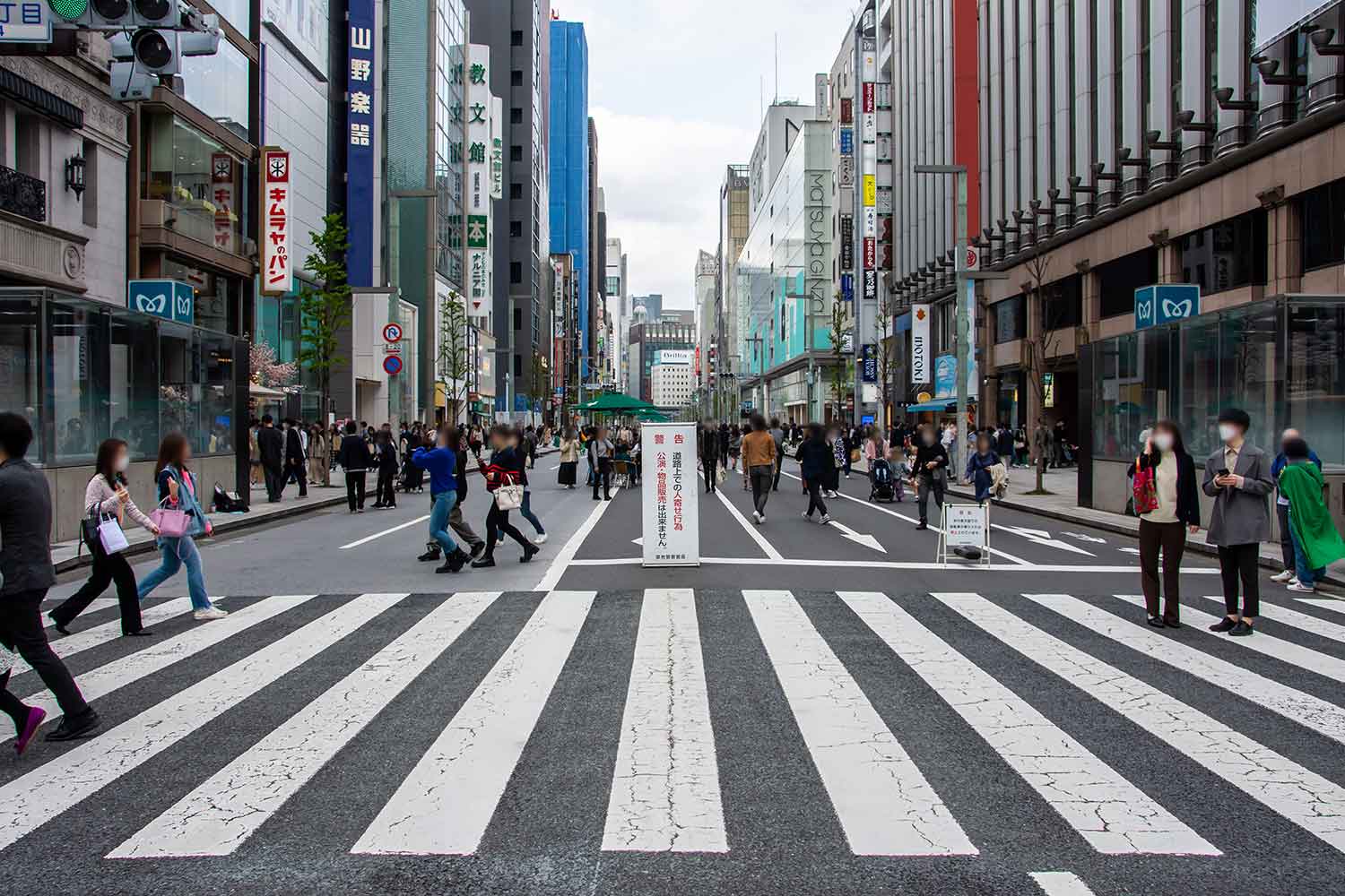 東京の銀座の歩行者天国