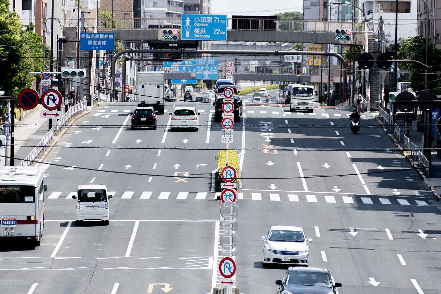 車両誘導線は跨いで走行するのが正解だった