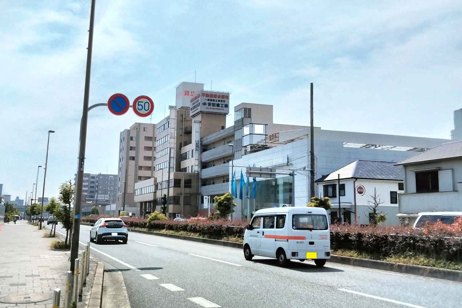 速度規制標識のある道路の交通状況