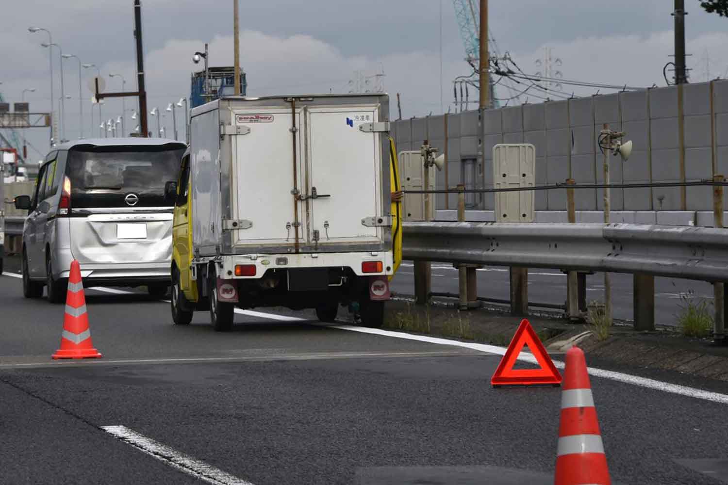 車両事故で高速道路上に停車している様子